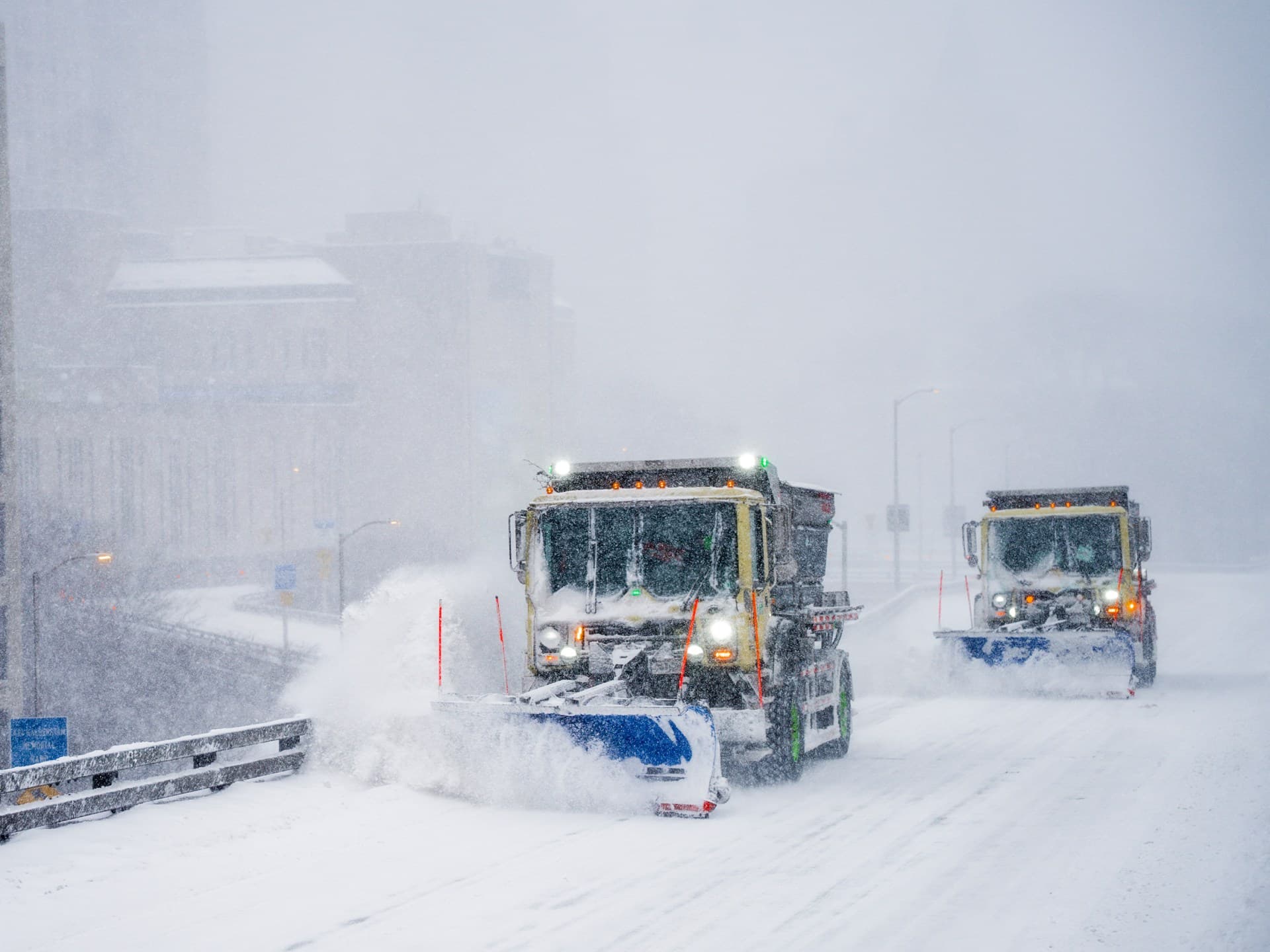 عاصفة ثلجية تشل مطارات نيويورك وتلغي 3000 رحلة جوية