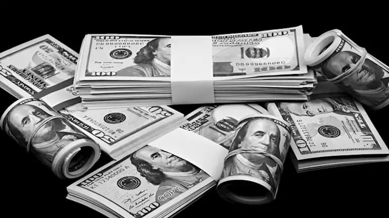 الدولار يتراجع عالمياً.. هل يتخلى الأفراد عن العملة الأمريكية؟