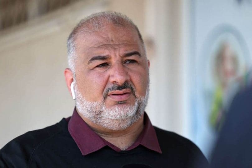 صحيفة إسرائيلية تكشف عنصرية الكيان ضد العرب