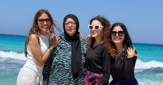 سهام.. سيدة الصبر العظيم التي حوّلت اليتم إلى عائلة واحدة